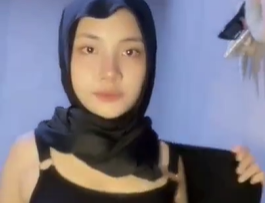 Chella Dini Jilbab Hitam Cantik Pamer Body Bagus nya